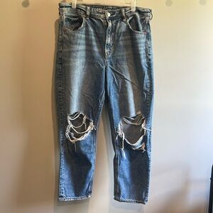 American Eagle Distressed Strigid Mom Jeans 12 Short